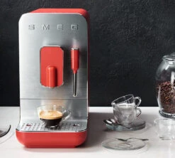 SMEG Buse Vapeur Rouge BCC02RDMEU -Kafftec Magasin 6 machine a cafe smeg rouge buse vapeur
