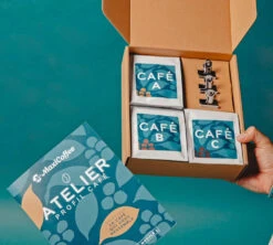 Coffret Atelier Profil Café : Expérience Dégustation Cafés En Grain 23 Coffret Atelier Profil Café : Expérience Dégustation Cafés En Grain -Kafftec Magasin coffret 1 avec pince 1