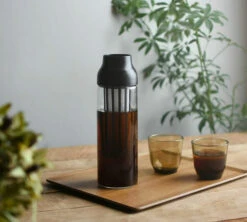 Carafe KINTO Capsule Marron Foncé 1L Pour Infusions à Froid -Kafftec Magasin kinto capsule noire 2
