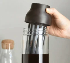 Carafe KINTO Capsule Marron Foncé 1L Pour Infusions à Froid -Kafftec Magasin kinto capsule noire 3