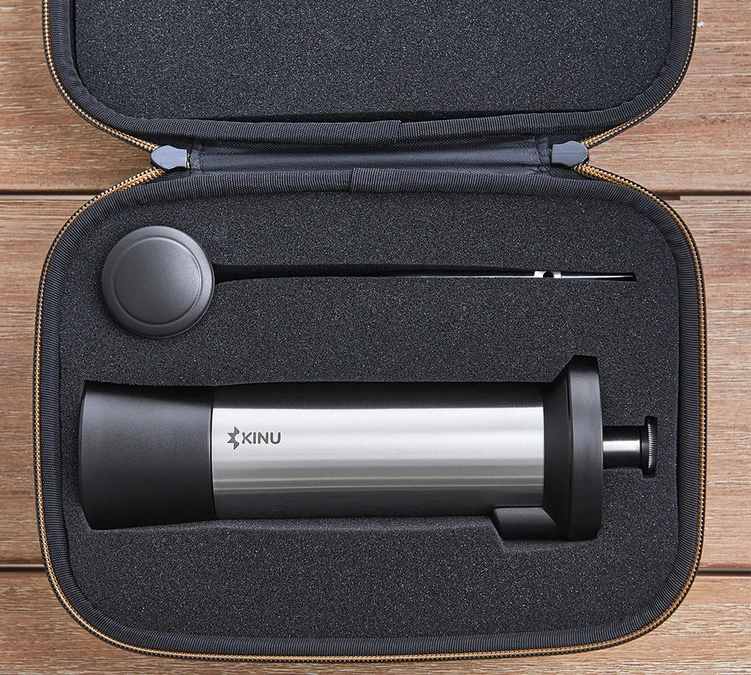 Moulin à Café Manuel KINU M47 Simplicity + Valise De Transport 4 Moulin à Café Manuel KINU M47 Simplicity + Valise De Transport – Image 2