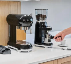 Moulin à Café SMEG Noir CGF01BLEU Années 50 9 Moulin à Café SMEG Noir CGF01BLEU Années 50 -Kafftec Magasin smeg broyeur noir 4