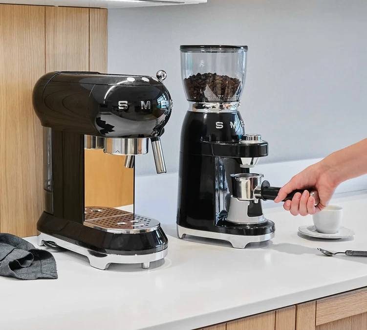 Moulin à Café SMEG Noir CGF01BLEU Années 50 6 Moulin à Café SMEG Noir CGF01BLEU Années 50 – Image 4