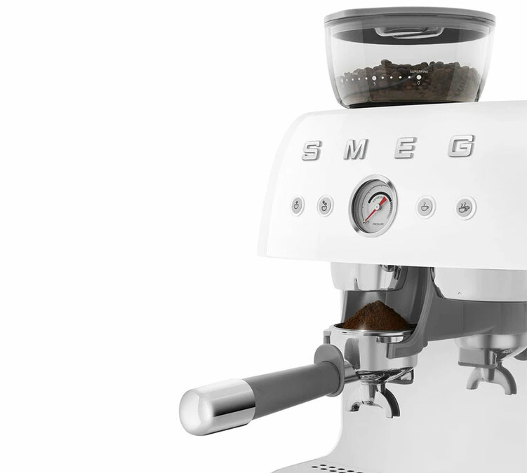 Machine Expresso SMEG EGF03WHEU Blanche Années 50 Avec Moulin Intégré 6 Machine Expresso SMEG EGF03WHEU Blanche Années 50 Avec Moulin Intégré – Image 4