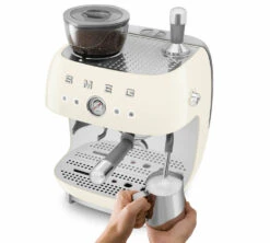 Machine Expresso SMEG EGF03CREU Crème Années 50 Avec Moulin Intégré -Kafftec Magasin smeg egf03 creme 3