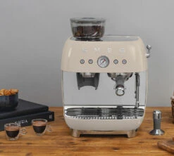 Machine Expresso SMEG EGF03CREU Crème Années 50 Avec Moulin Intégré -Kafftec Magasin smeg egf03 creme 5