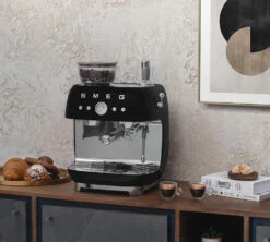Machine Expresso SMEG EGF03BLEU Noire Années 50 Avec Moulin Intégré 11 Machine Expresso SMEG EGF03BLEU Noire Années 50 Avec Moulin Intégré -Kafftec Magasin smeg egf03 noire 5