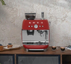 Machine Expresso SMEG EGF03RDEU Rouge Années 50 Avec Moulin Intégré -Kafftec Magasin smeg egf03 rouge 5